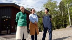 オンネトー野営場・休憩舎を運営するほとりの（写真左から）細矢さん、儀間さん、福家さん（星野広翔撮影）