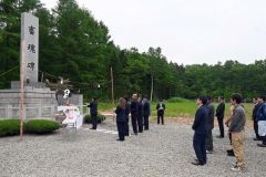 碑の前で畜魂の冥福を祈る関係者