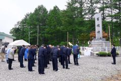 碑の前で畜魂の冥福を祈る関係者
