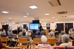 利用者らの前で学習療法の仕組みを紹介している横山直史法人運営管理部長