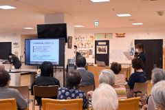 スライドでデイケアにおける学習療法の取り組みを紹介する職員
