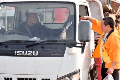 道行くドライバーに安全運転を呼び掛けた参加者