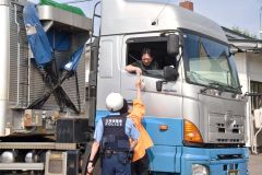 道行くドライバーに安全運転を呼び掛けた参加者