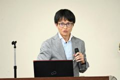 講話する田中安全衛生課長