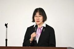 あいさつする鍋岡署長