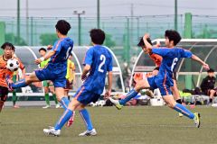 【１回戦・帯北―道文教大附属】後半、ディフェンスをぬってシュートする帯北の佐藤悠仁（右から２人目）
