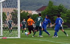 【女子１回戦、帯北－旭川南・稚内】ゴール前の混戦から押し込みゴールを決めた帯北（９）渡邉希愛（青ユニホーム）