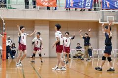 【男子予選グループ戦・帯三条―旭川実】第３セット、ポイントを奪い、喜び合う帯三条の選手たち＝金野和彦撮影