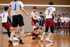 【男子予選グループ戦・帯三条―旭川実】第２セット、相手のサーブをレシーブする帯三条の田賀汐恩（中央）＝金野和彦撮影