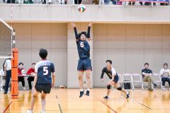 【男子予選グループ戦・帯三条―北海】第２セット、トスを上げる田賀汐恩（中央）＝金野和彦撮影