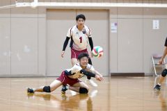 【男子予選グループ戦・帯三条―旭川実】第２セット、ボールをひろう帯三条の長谷川真汰主将（手前）＝金野和彦撮影