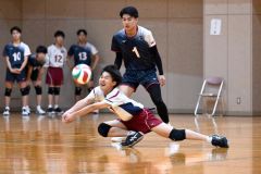 【男子予選グループ戦・帯三条―北海】第２セット、ボールをレシーブする帯三条のリベロ・櫻田陽介（手前）＝金野和彦撮影