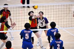 【女子予選グループ・帯南商―東海大札幌】第２セット、ネット際でボールをひろう大槻清香（赤色ユニホーム、中央）＝金野和彦撮影