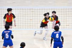【女子予選グループ・帯南商―東海大札幌】第２セット、ネット際でボールをひろい好機をつなぐ林梨花主将（赤色ユニホーム、右手前）＝金野和彦撮影