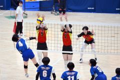 【女子予選グループ戦・帯南商―東海大札幌】第１セット、ブロックで相手のスパイクを止める帯南商の（５）齋藤優芽（赤色ユニホーム、左）と（２）富田凛（同、右手前、金野和彦撮影）