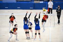 【女子予選グループ・帯南商―東海大札幌】第１セット、相手のブロックをかわし、ライン際にボールを落とす帯南商の矢萩梨花（赤色ユニホーム、右）＝金野和彦撮影