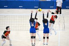 【女子予選グループ・帯南商―東海大札幌】第１セット、スパイクを放つ帯南商の矢萩梨花（赤色ユニホーム、右）＝金野和彦撮影