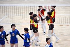 【女子予選グループ・帯南商―東海大札幌】第１セット、相手からポイント奪い喜ぶ帯南商の選手たち（金野和彦撮影）