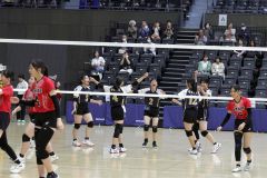 【女子予選グループ戦・帯三条―室蘭栄】帯三条は第１セット、１０―５とリードを広げて喜ぶ