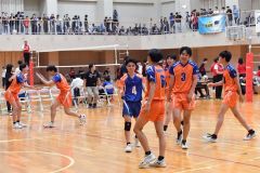 【予選グループ・白樺学園―北見北斗】決勝トーナメント進出を決め、チームメートと喜びを分かち合う白樺学園
