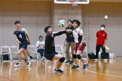 【男子予選グループ戦・帯三条―北海】第２セット、落ち付いてトスを上げる長谷川真汰主将（中央手前）＝金野和彦撮影