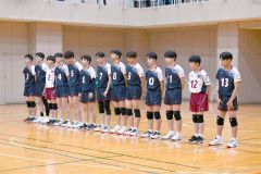 北海に敗れ、コートに整列する帯三条の選手たち（金野和彦撮影）