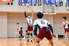 【男子予選グループ戦・帯三条―旭川実】第３セット、トスを上げる帯三条の長谷川真汰主将（中央）＝金野和彦撮影