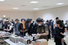 大勢の来場者でにぎわったブックリユースカフェ