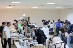 大勢の来場者でにぎわったブックリユースカフェ