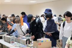 大勢の来場者でにぎわったブックリユースカフェ