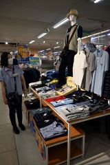 レジ向かいの通路に沿って父の日向けにポロシャツをコーナー展開しているイオン帯広店