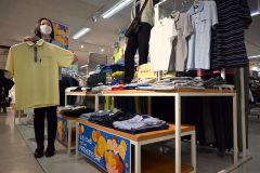ポロシャツ、酒類…売り場活気　父の日商戦本格化 8