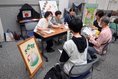 おはなし部門で所属メンバーたち（奥側３人）から具体的な活動内容などの説明を受ける参加者ら（手前３人）