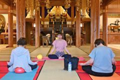 本別の光仙寺で開かれた「お寺で整えるヨガ」