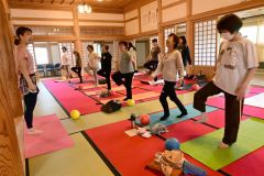 本別の光仙寺で開かれた「お寺で整えるヨガ」