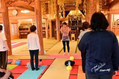 本別の光仙寺で開かれた「お寺で整えるヨガ」