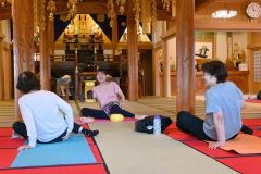 本別の光仙寺で開かれた「お寺で整えるヨガ」