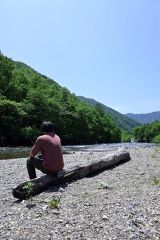 同キャンプ場内には、清流・札内川が流れている（札内川園地キャンプ場）