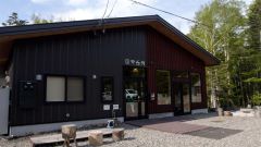 食事やシャワーも完備している休憩舎（オンネトー国設野営場）