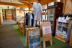 ショップ内には木炭やまき、飲食類なども販売している（札内川園地キャンプ場）