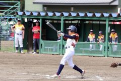 【決勝・ＮＥＸＵＳ―札内南ライオンズ】ＮＥＸＵＳは初回無死二塁で、小林蒼が左翼越えの適時二塁打を放ち１―０と先制する