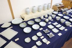 日々の暮らしが楽しくなるような日常使いできる食器や花器などが並ぶ