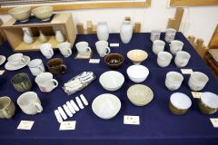 日々の暮らしが楽しくなるような日常使いできる食器や花器などが並ぶ