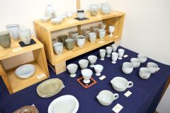 日々の暮らしが楽しくなるような日常使いできる食器や花器などが並ぶ会場