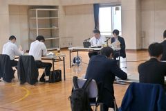 参院選に向け注意事項を共有する職員ら