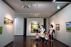 小さな子どもも興味津々