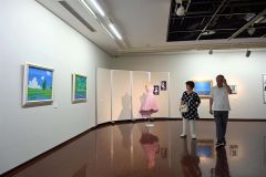 紙ドレスなどさまざまな作品が見られる