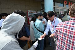 備蓄米の販売開始前に整理券を受け取る客（１３日前午前１０時半ごろ、フクハラいっきゅう店で。須貝拓也撮影）