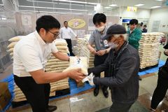 備蓄米を買い求める客でにぎわう店内（１３日午前９時５０分ごろ、フクハラいっきゅう店で。須貝拓也撮影）
