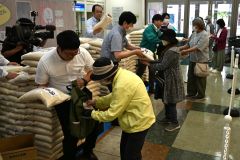 備蓄米を買い求める客でにぎわう店内（１３日午前１０時ごろ、フクハラいっきゅう店で。須貝拓也撮影）